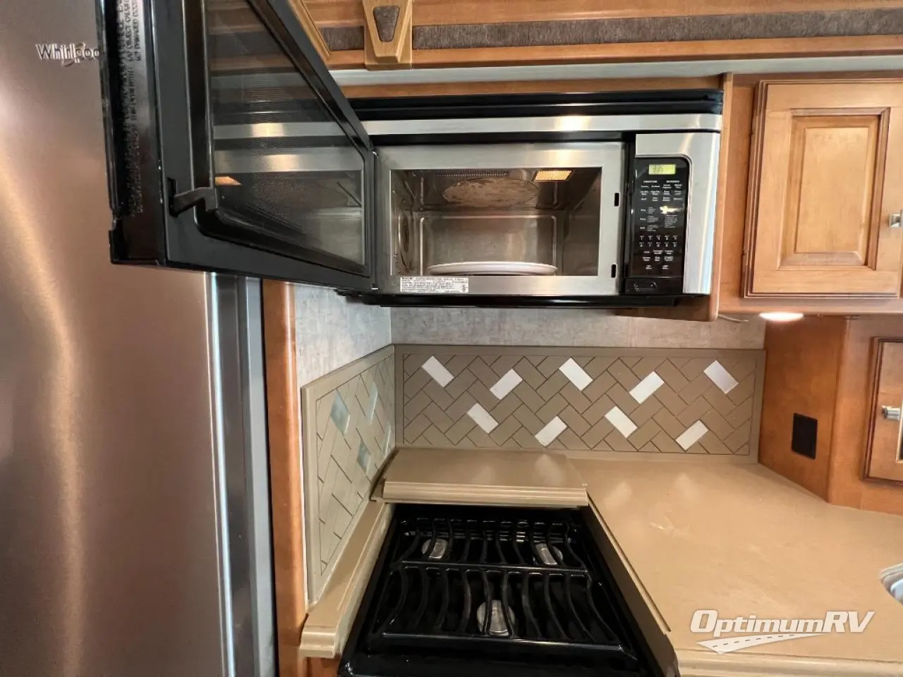 2014 Winnebago Adventurer 37F Photo 19