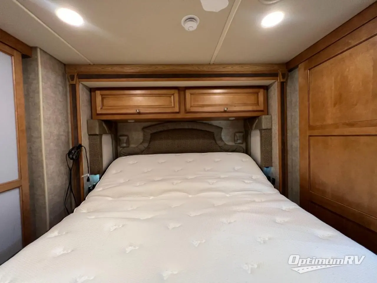 2014 Winnebago Adventurer 37F Photo 22