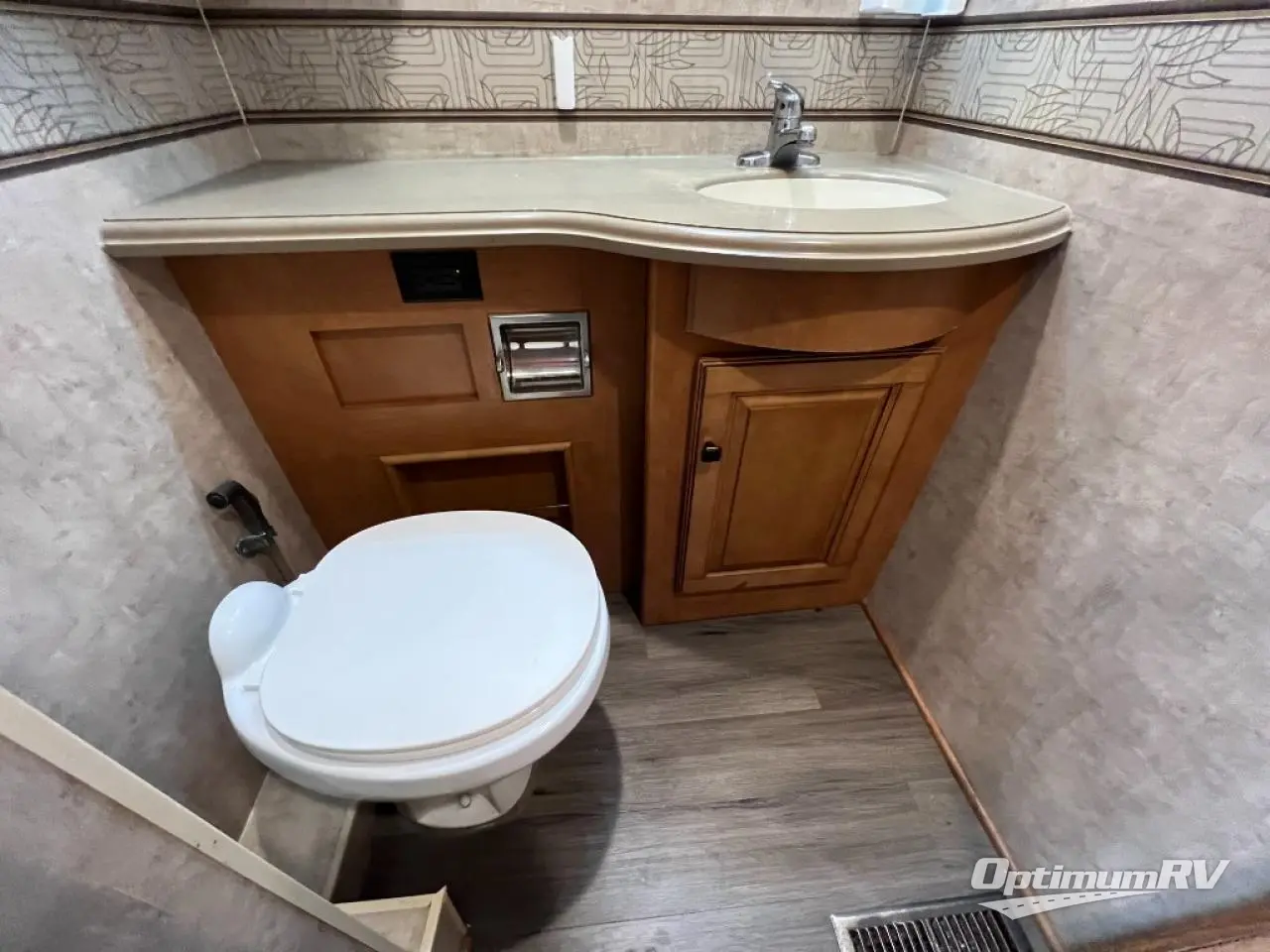 2014 Winnebago Adventurer 37F Photo 31