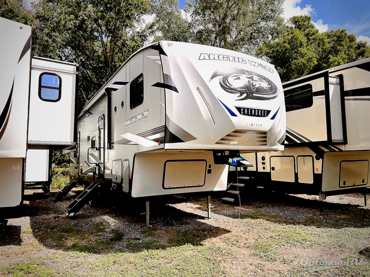 2022 Forest River Cherokee Arctic Wolf 321BH Photo 1