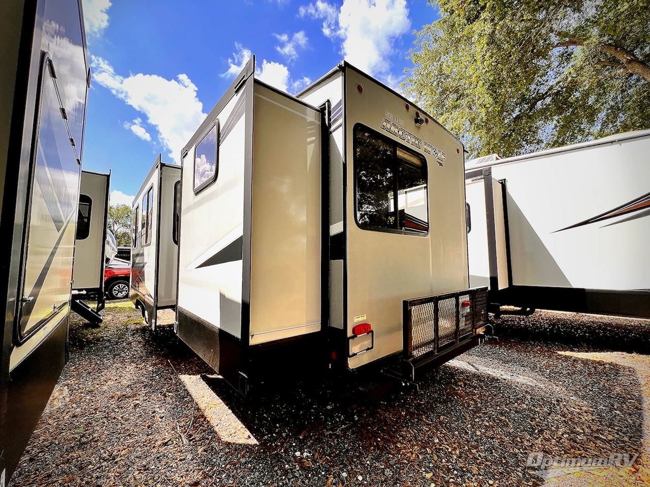 2022 Forest River Cherokee Arctic Wolf 321BH Photo 3