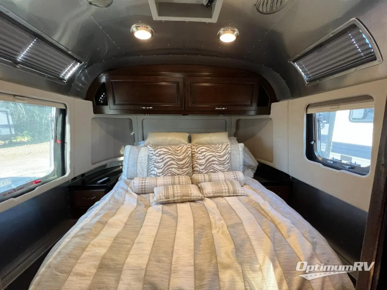 2018 Airstream Classic 33FB Photo 11