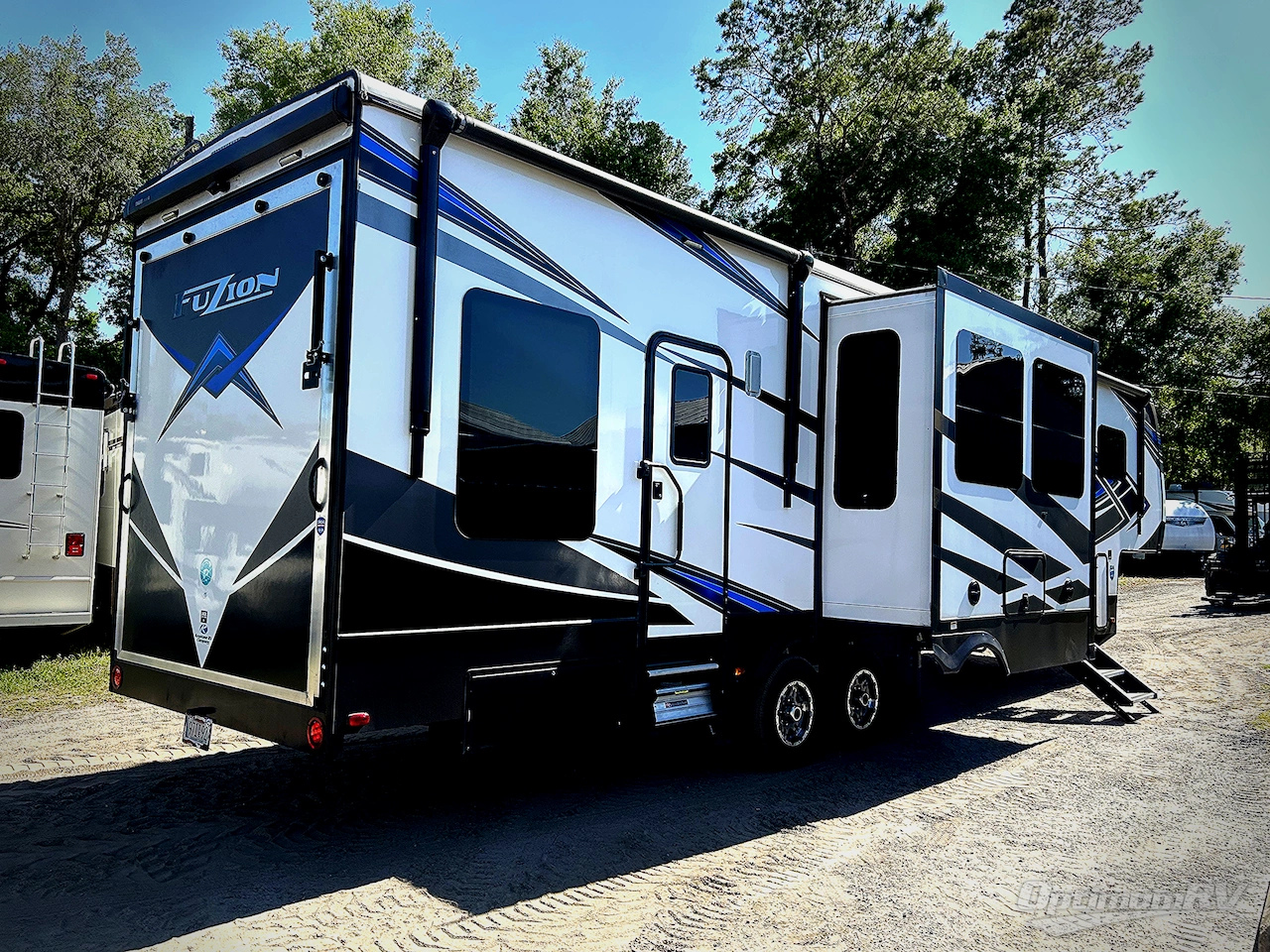 2021 Keystone Fuzion 373 Photo 2
