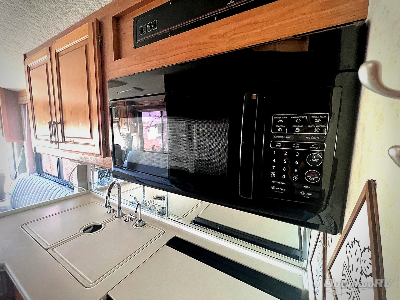 1997 Fleetwood Discovery 36A Photo 12