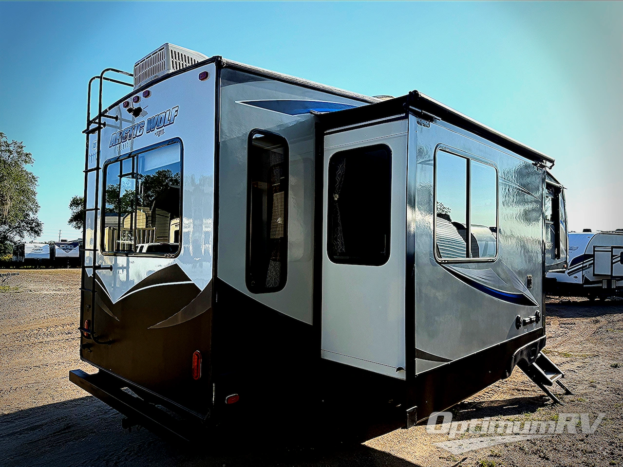 2019 Forest River Cherokee Arctic Wolf 285DRL4 Photo 2