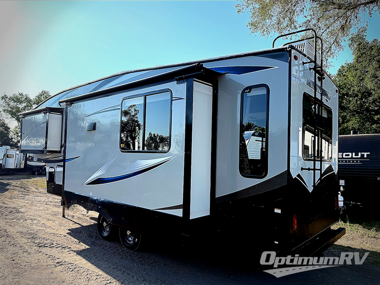 2019 Forest River Cherokee Arctic Wolf 285DRL4 Photo 3
