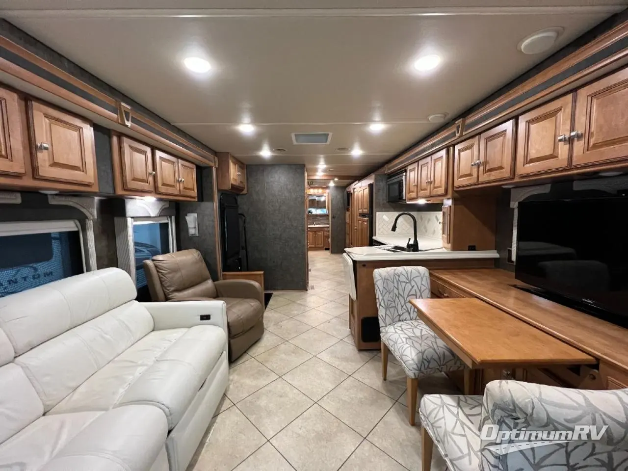 2014 Winnebago Adventurer 37F Photo 5