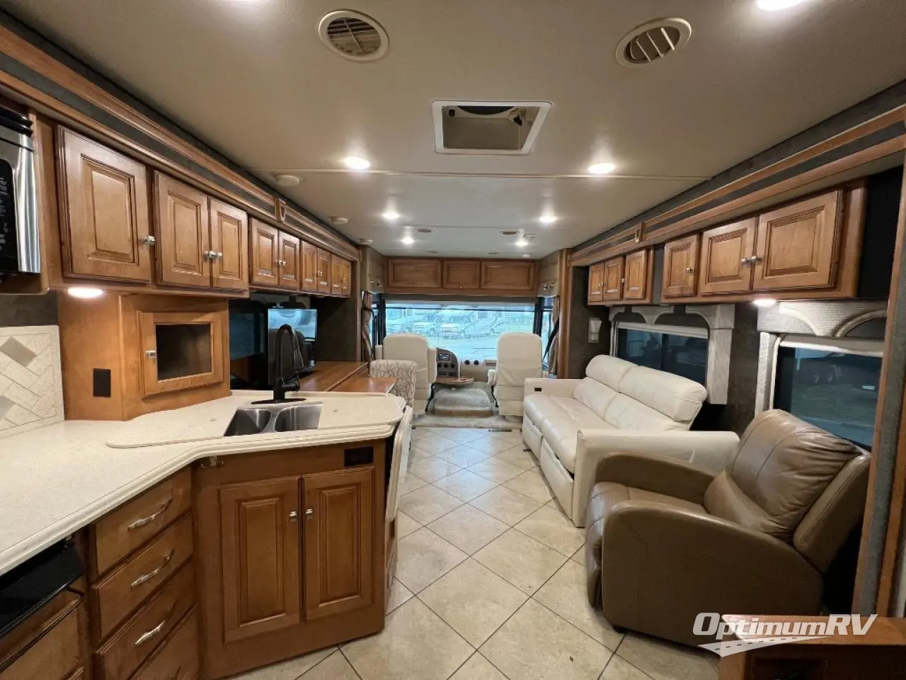 2014 Winnebago Adventurer 37F Photo 6