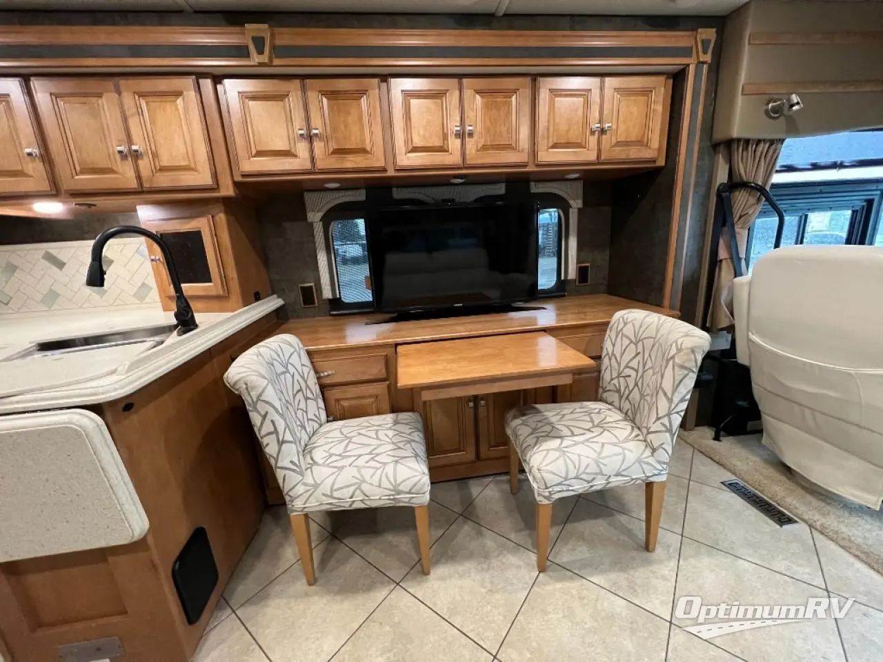 2014 Winnebago Adventurer 37F Photo 9