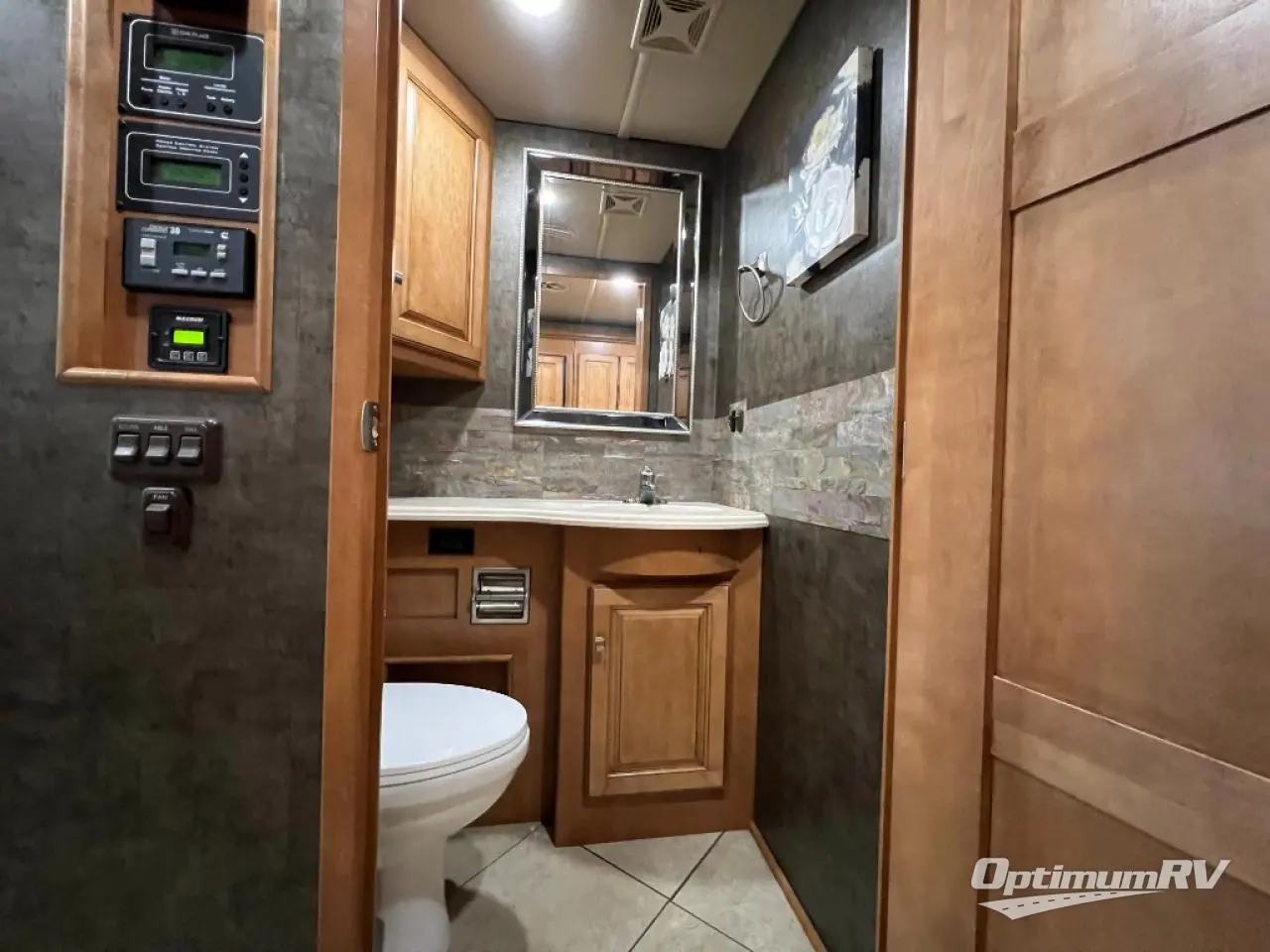 2014 Winnebago Adventurer 37F Photo 16