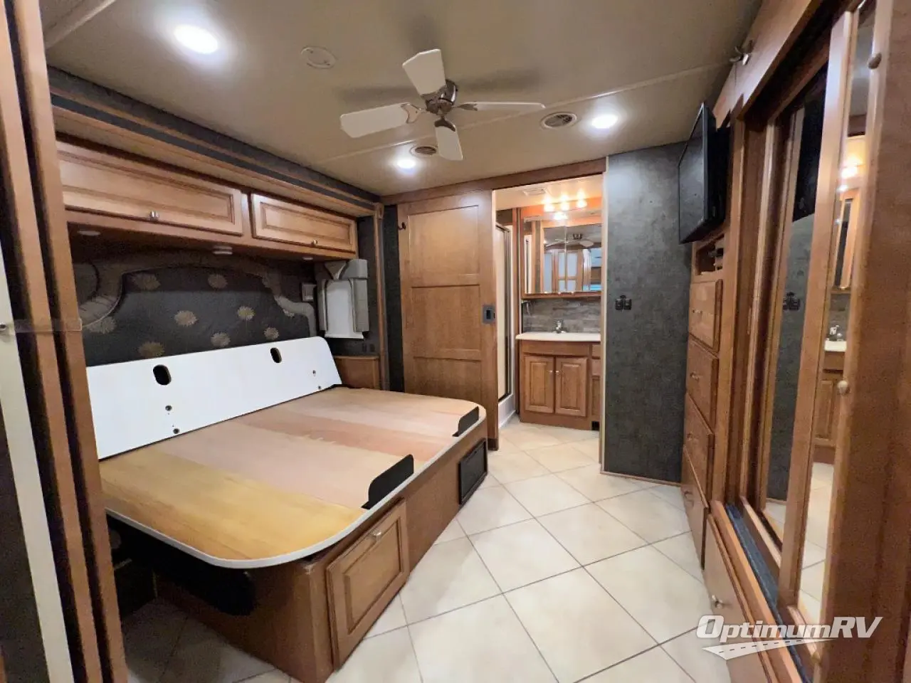 2014 Winnebago Adventurer 37F Photo 19