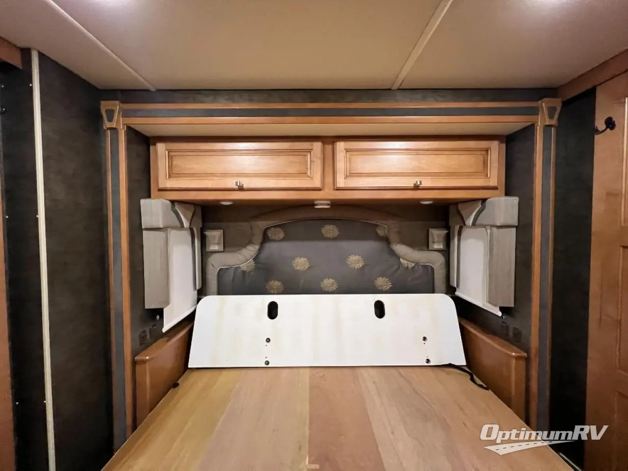 2014 Winnebago Adventurer 37F Photo 20