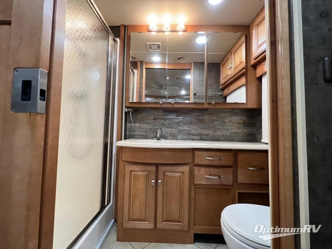 2014 Winnebago Adventurer 37F Photo 23