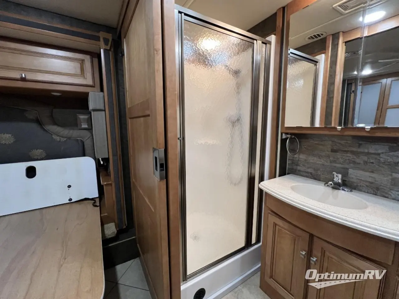 2014 Winnebago Adventurer 37F Photo 24