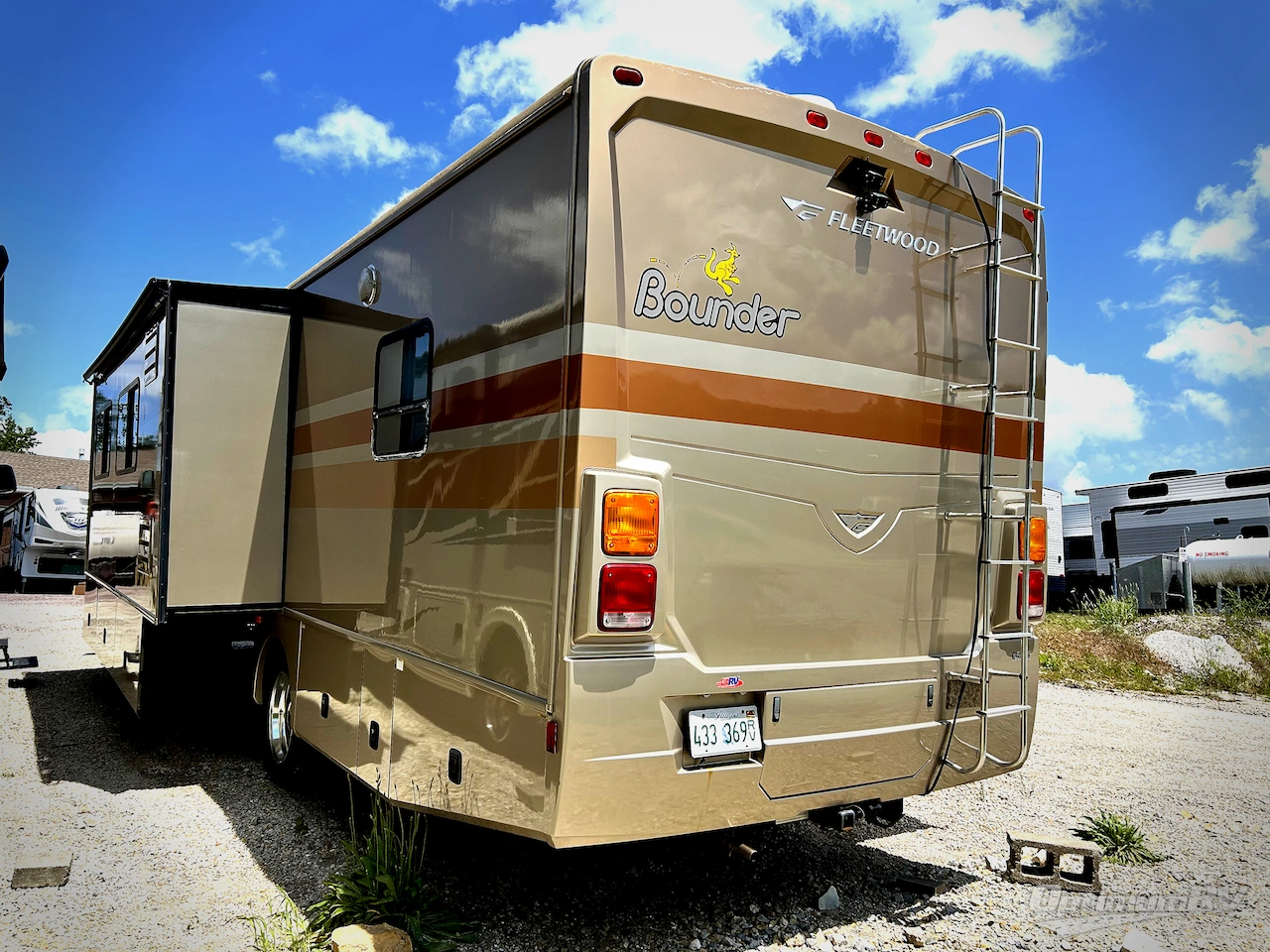 2007 Fleetwood Bounder 35E Photo 3