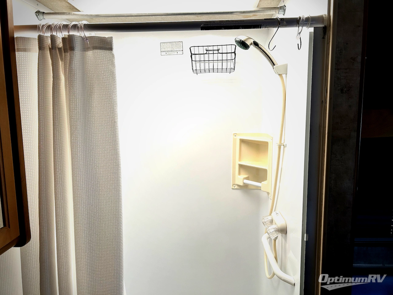 2007 Fleetwood Bounder 35E Photo 17