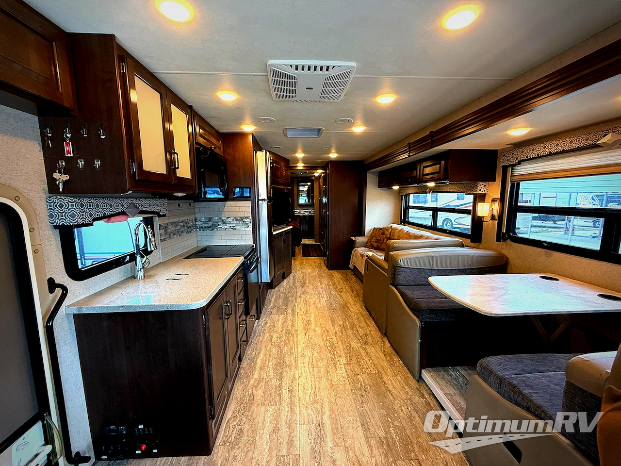 2019 Thor Hurricane 35M Photo 4