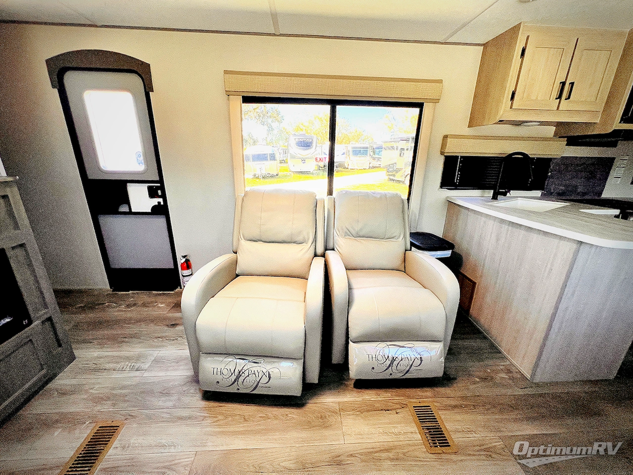 2024 Coachmen Catalina Legacy Edition 303RKDS Photo 8