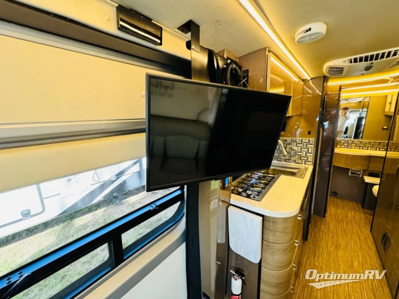 2017 Winnebago Era 70M Photo 9