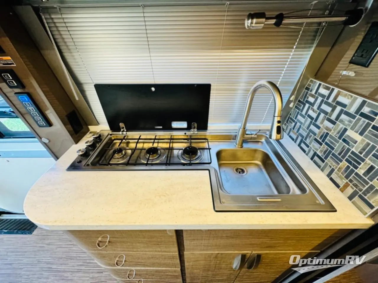 2017 Winnebago Era 70M Photo 11