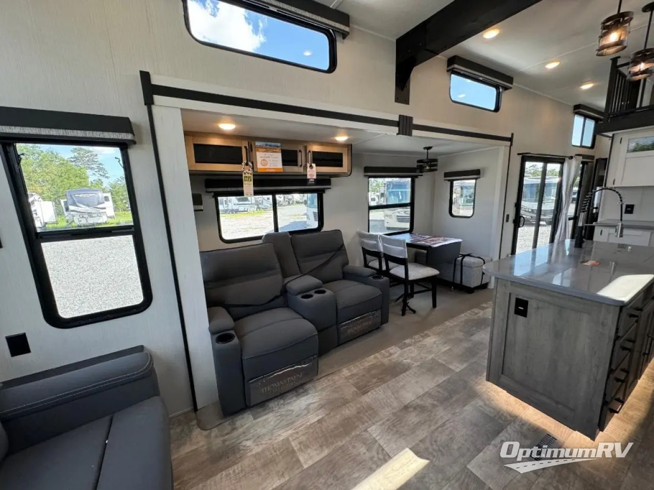 2024 Palomino Puma Destination 402LFT Photo 4