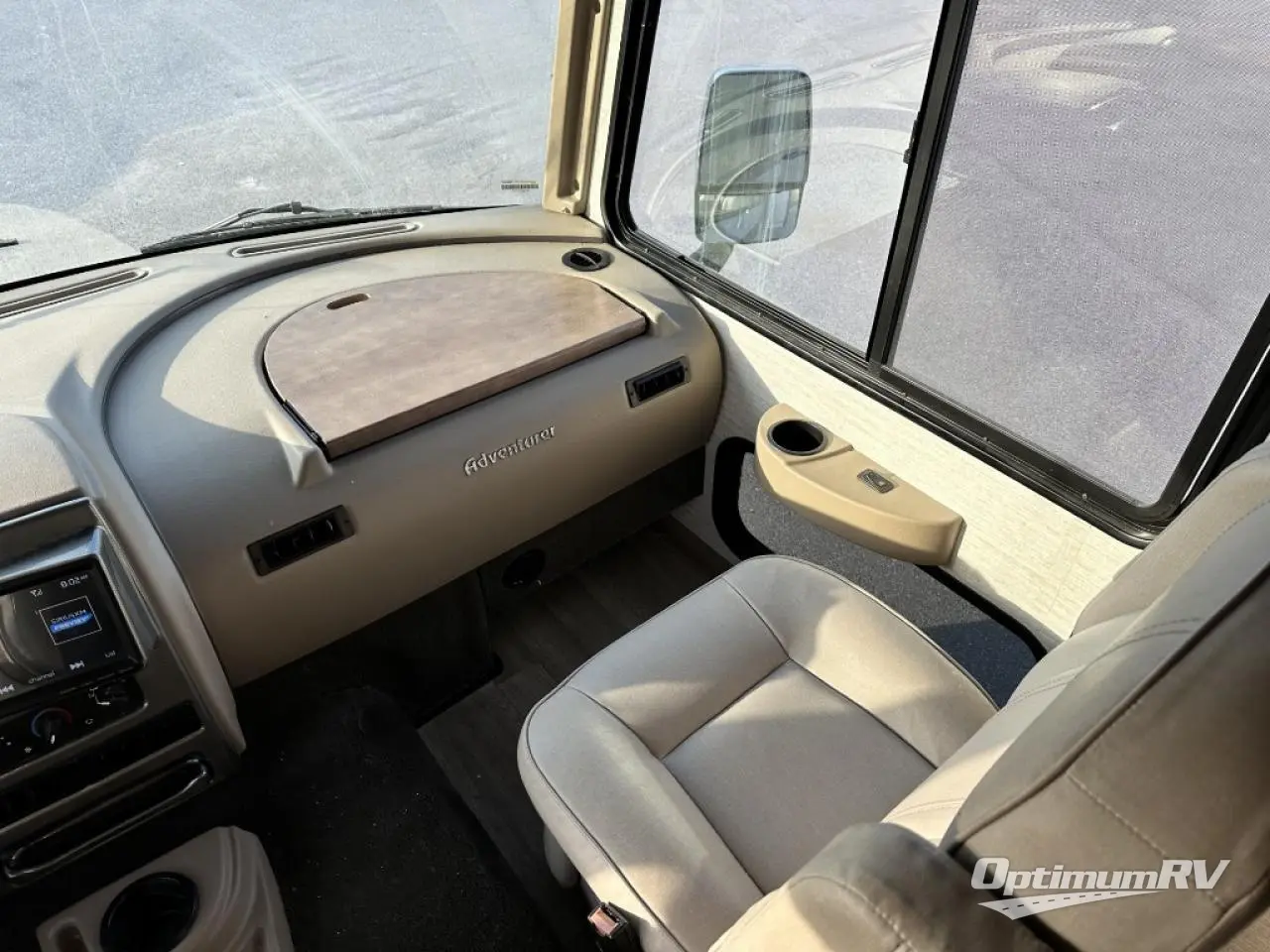 2020 Winnebago Adventurer 30T Photo 5