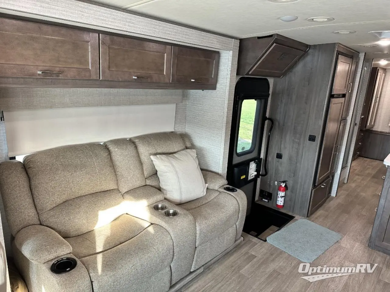 2020 Winnebago Adventurer 30T Photo 6