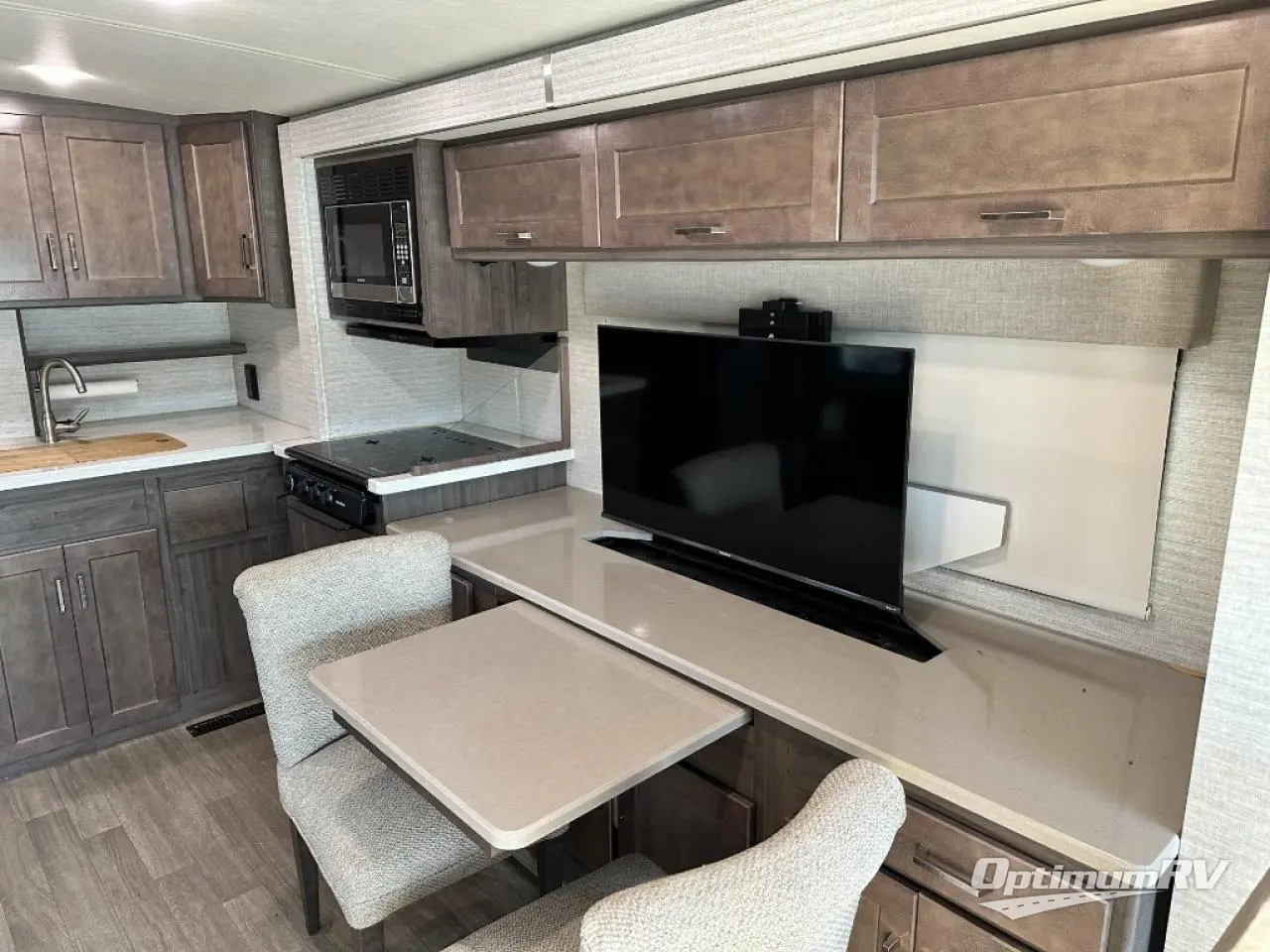 2020 Winnebago Adventurer 30T Photo 7