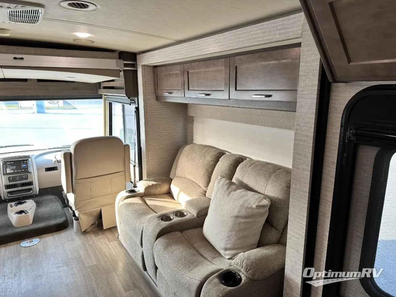 2020 Winnebago Adventurer 30T Photo 8