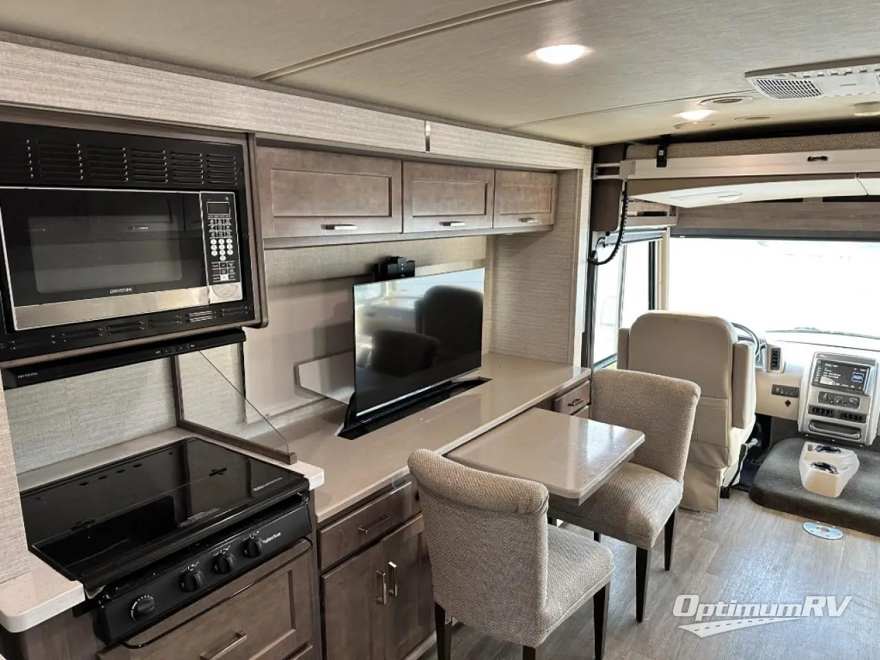 2020 Winnebago Adventurer 30T Photo 9