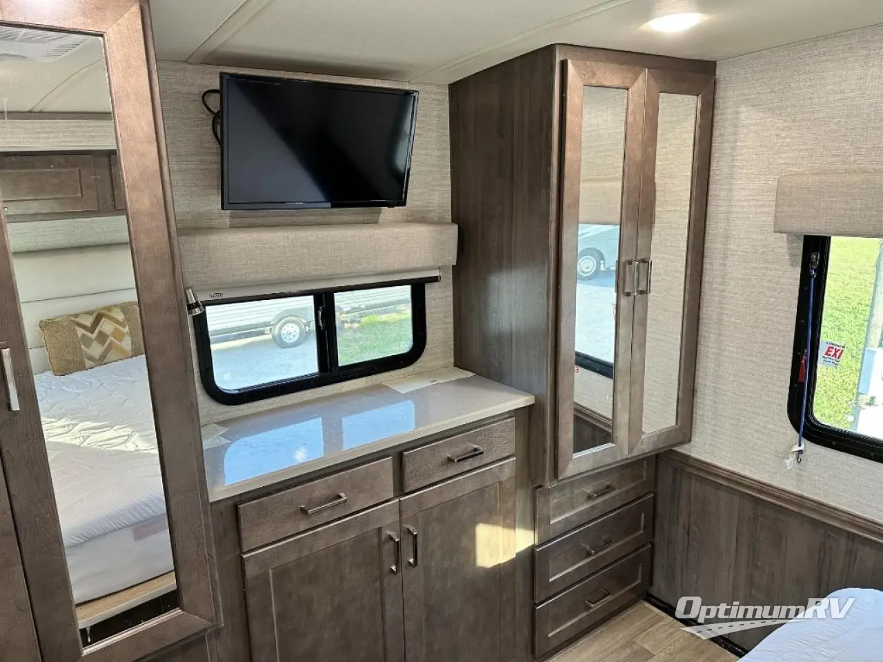 2020 Winnebago Adventurer 30T Photo 11