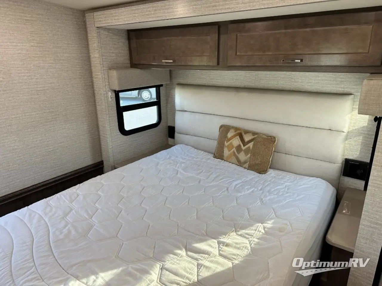 2020 Winnebago Adventurer 30T Photo 12