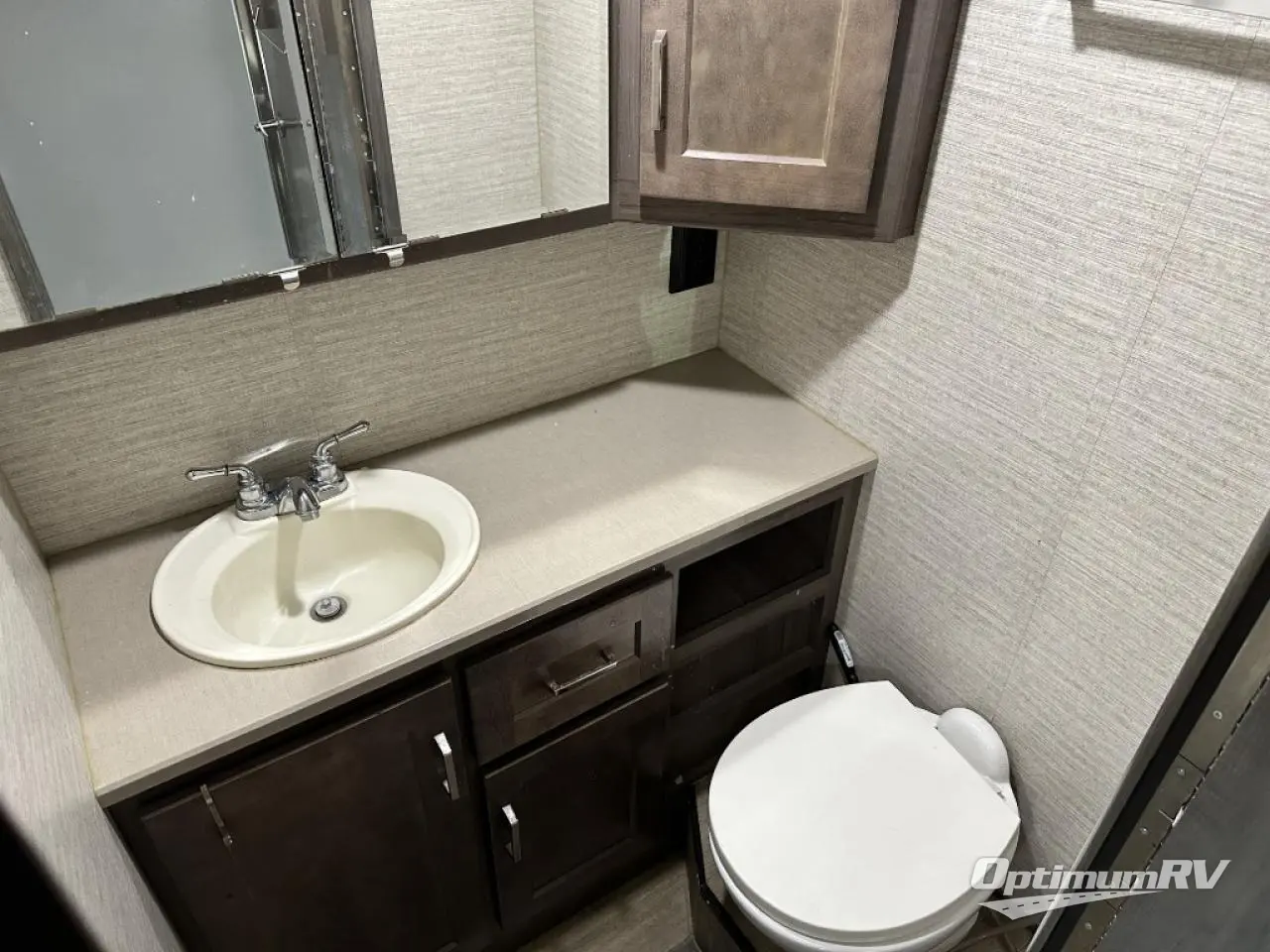 2020 Winnebago Adventurer 30T Photo 13