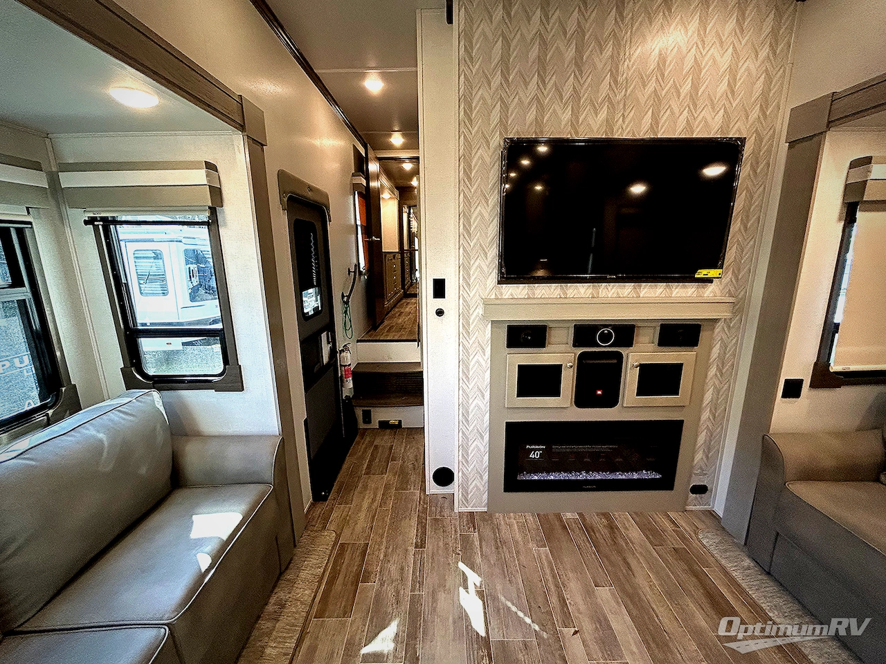 2022 Palomino Columbus 388FK Photo 5