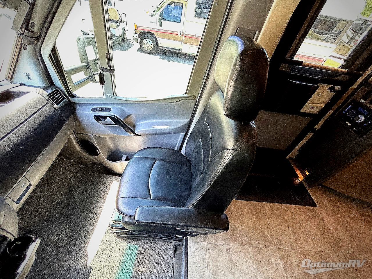 2016 Itasca Navion 24J Photo 5
