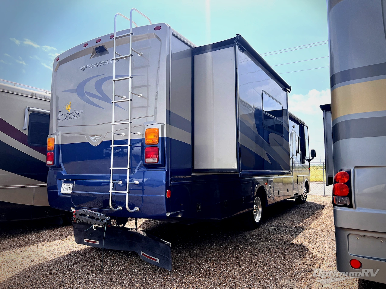 2007 Fleetwood Bounder 35E Photo 2