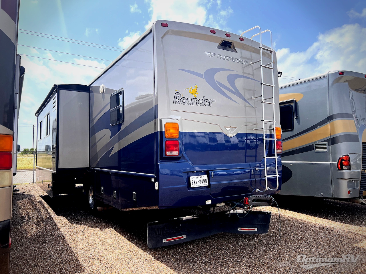 2007 Fleetwood Bounder 35E Photo 3