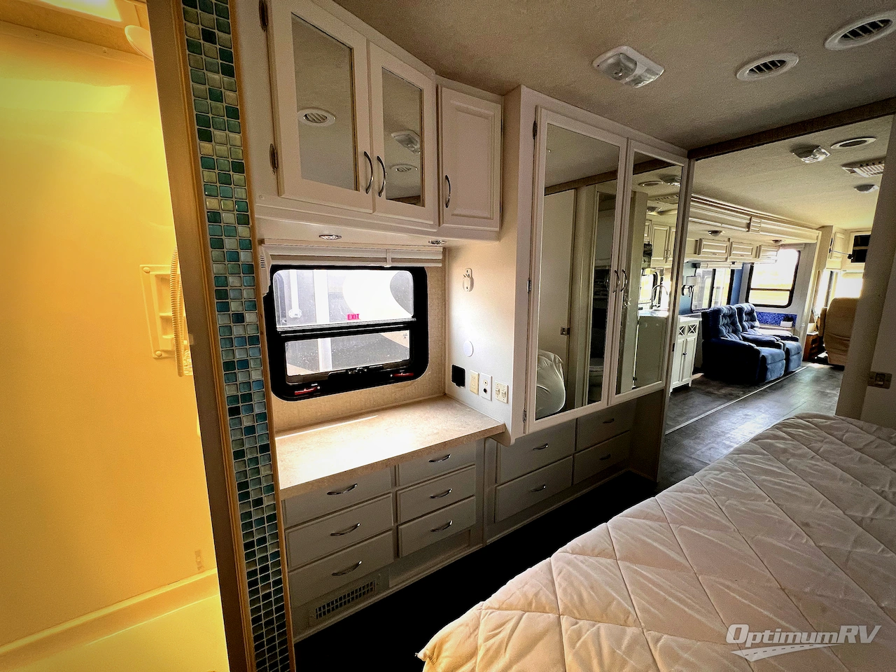2007 Fleetwood Bounder 35E Photo 18