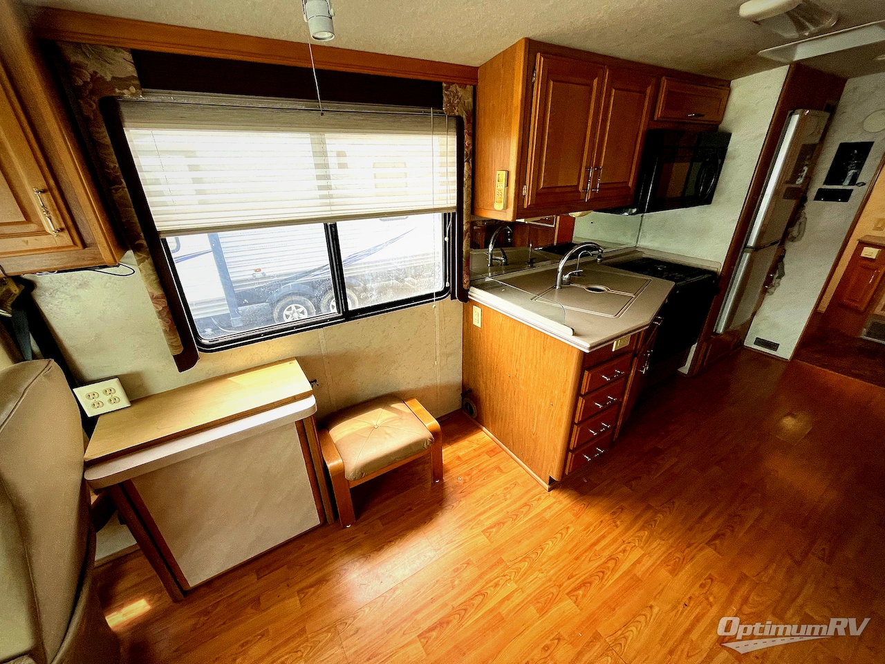 1999 Fleetwood Discovery 36T Photo 8