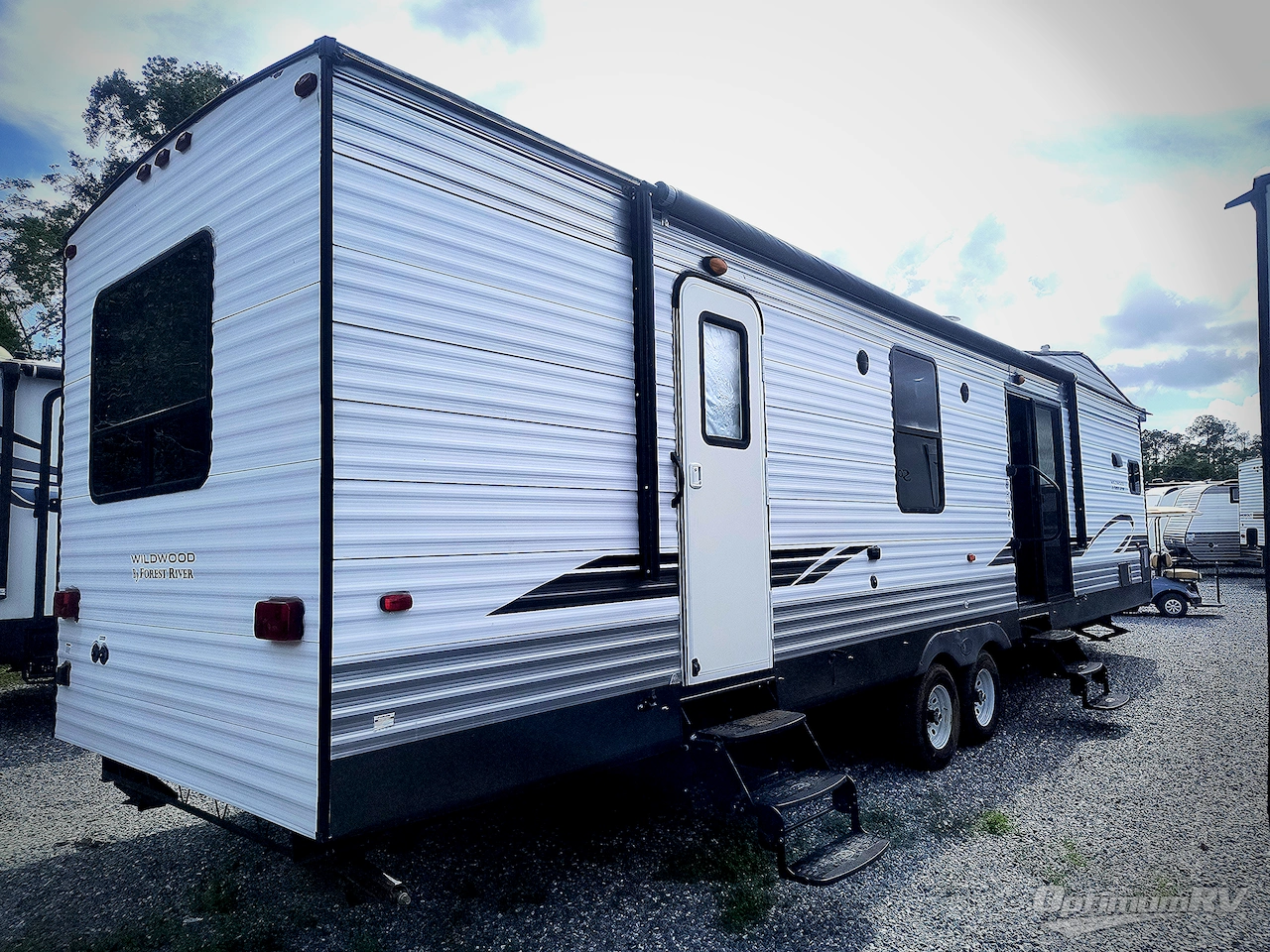 2018 Forest River Wildwood DLX 395FKLTD Photo 2