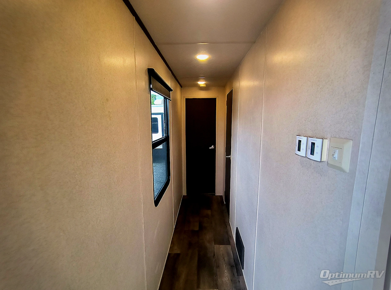 2018 Forest River Wildwood DLX 395FKLTD Photo 12