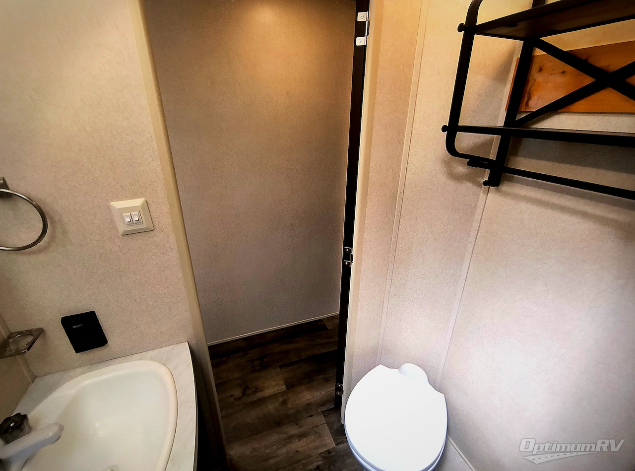 2018 Forest River Wildwood DLX 395FKLTD Photo 14