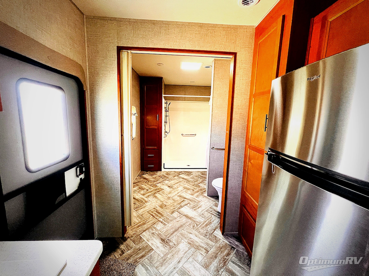 2025 HL Enterprise Hy-Line 38 Premier Photo 16