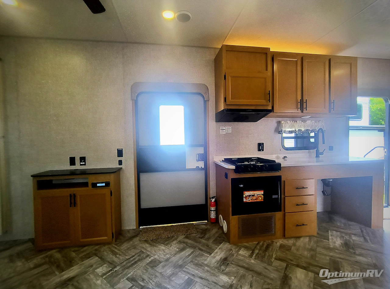 2025 HL Enterprise Hy-Line 38 Premier Photo 7