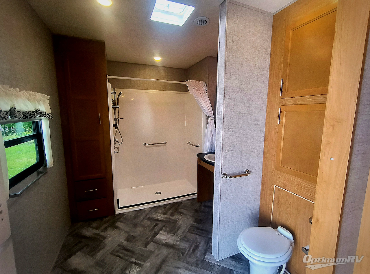 2025 HL Enterprise Hy-Line 38 Premier Photo 10