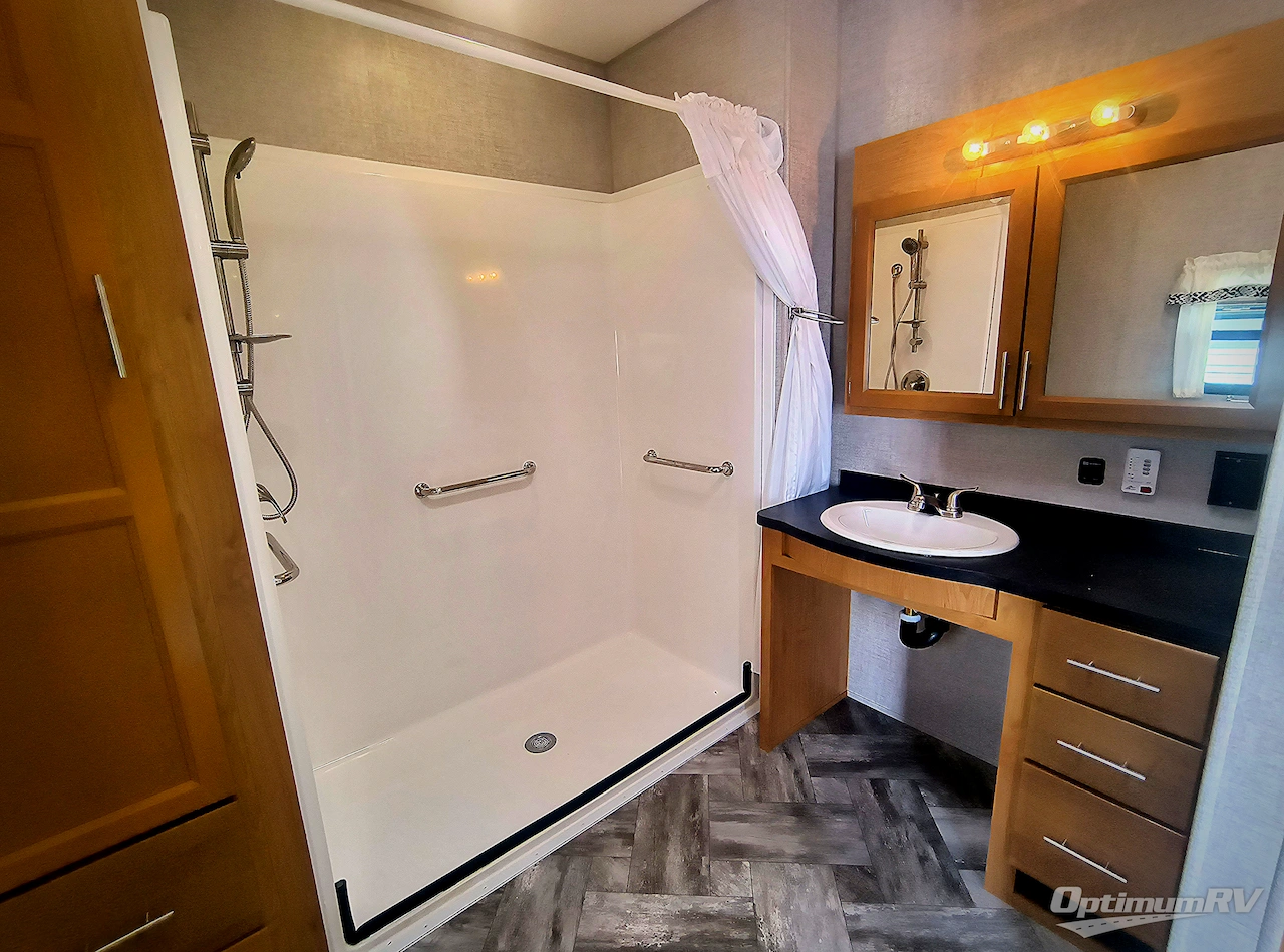 2025 HL Enterprise Hy-Line 38 Premier Photo 11