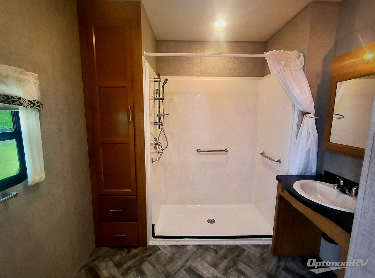 2025 HL Enterprise Hy-Line 38 Premier Photo 12