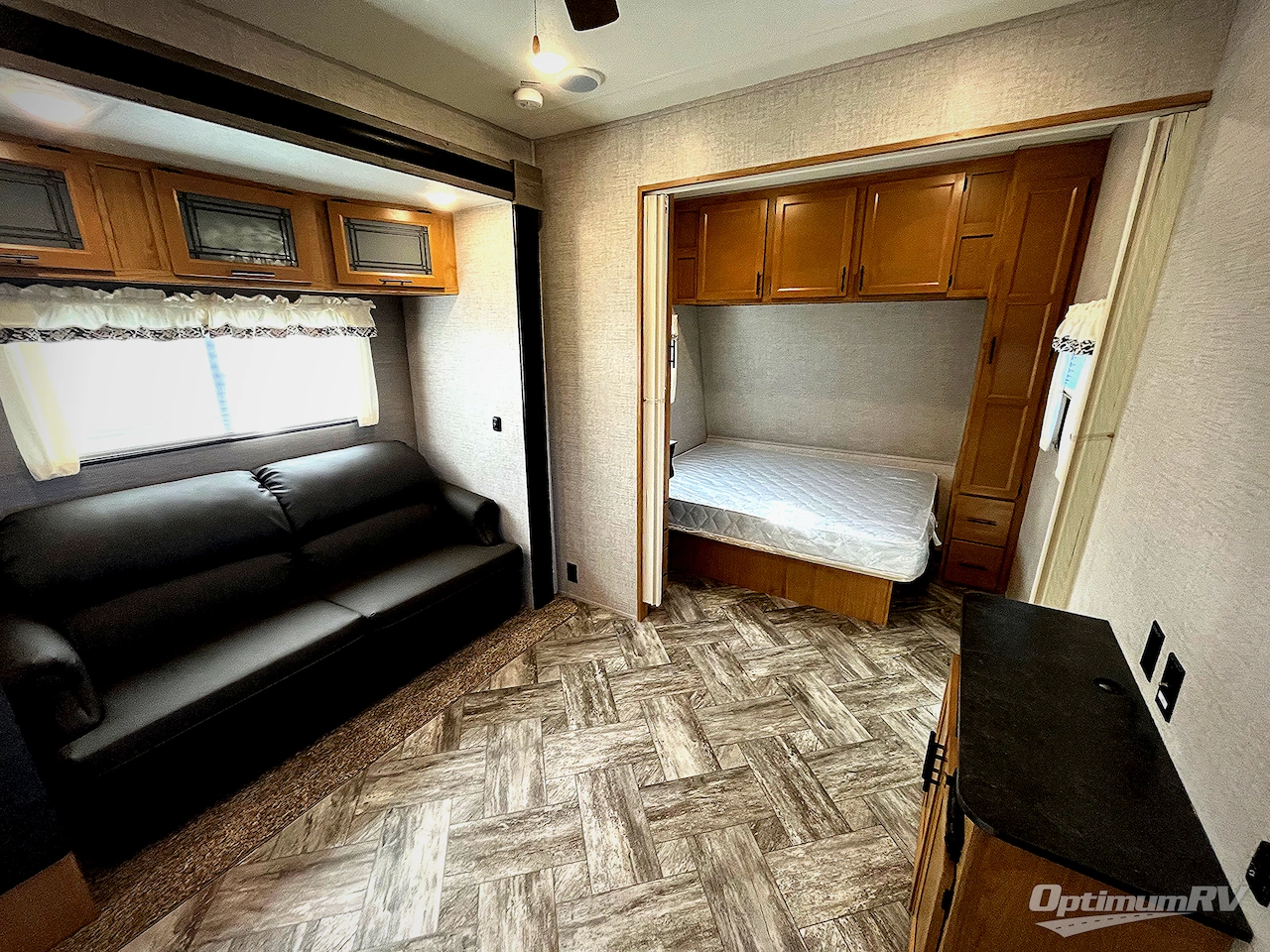 2025 HL Enterprise Hy-Line 38 Premier Photo 4