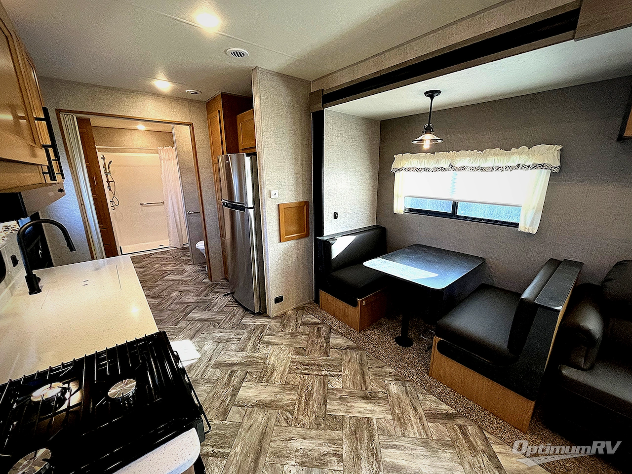 2025 HL Enterprise Hy-Line 38 Premier Photo 5