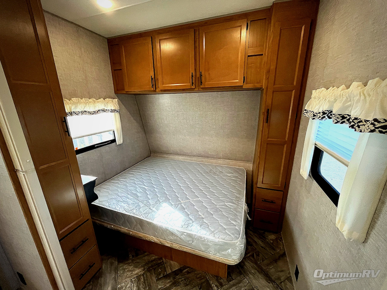 2025 HL Enterprise Hy-Line 38 Premier Photo 6